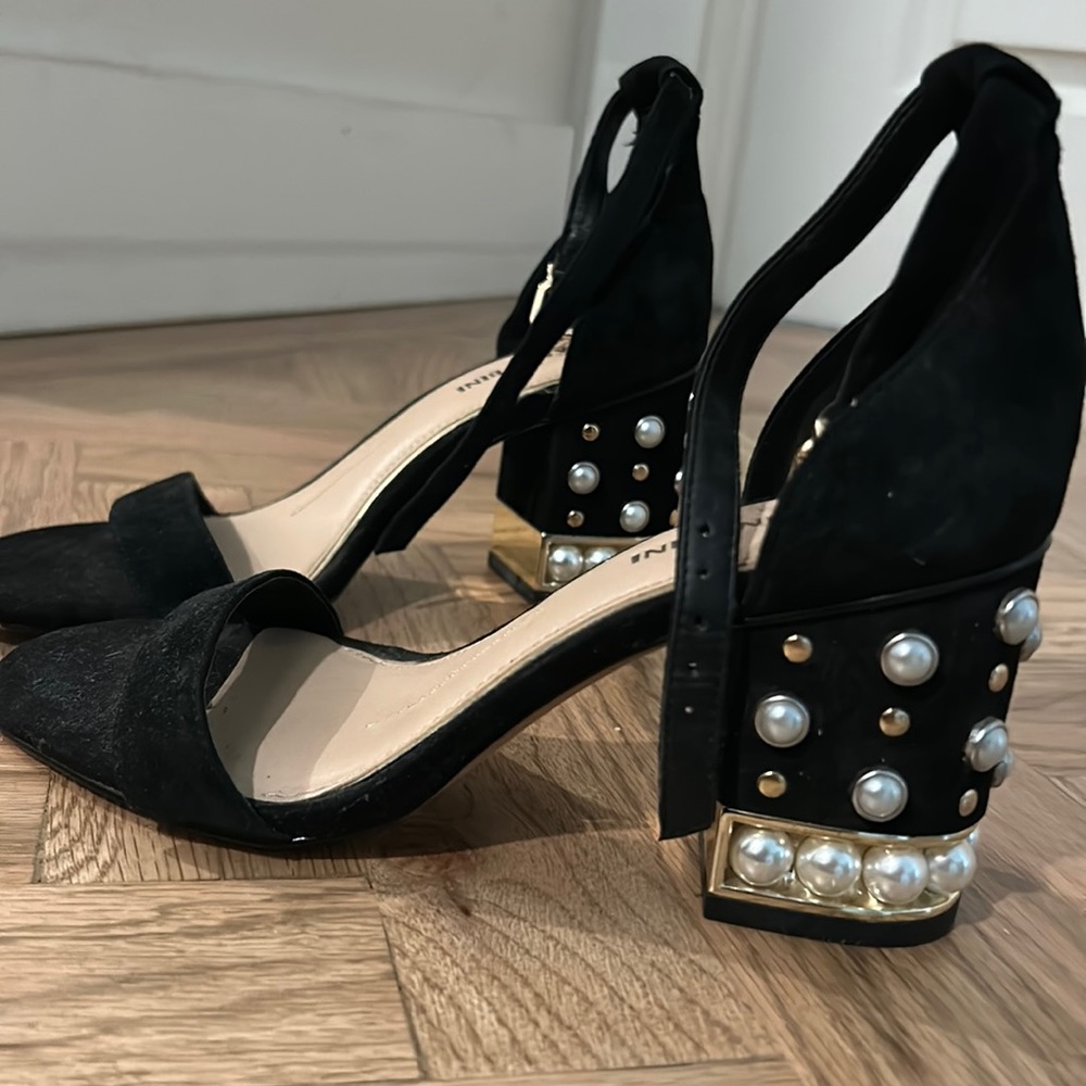 Very comfortable heels! True to size